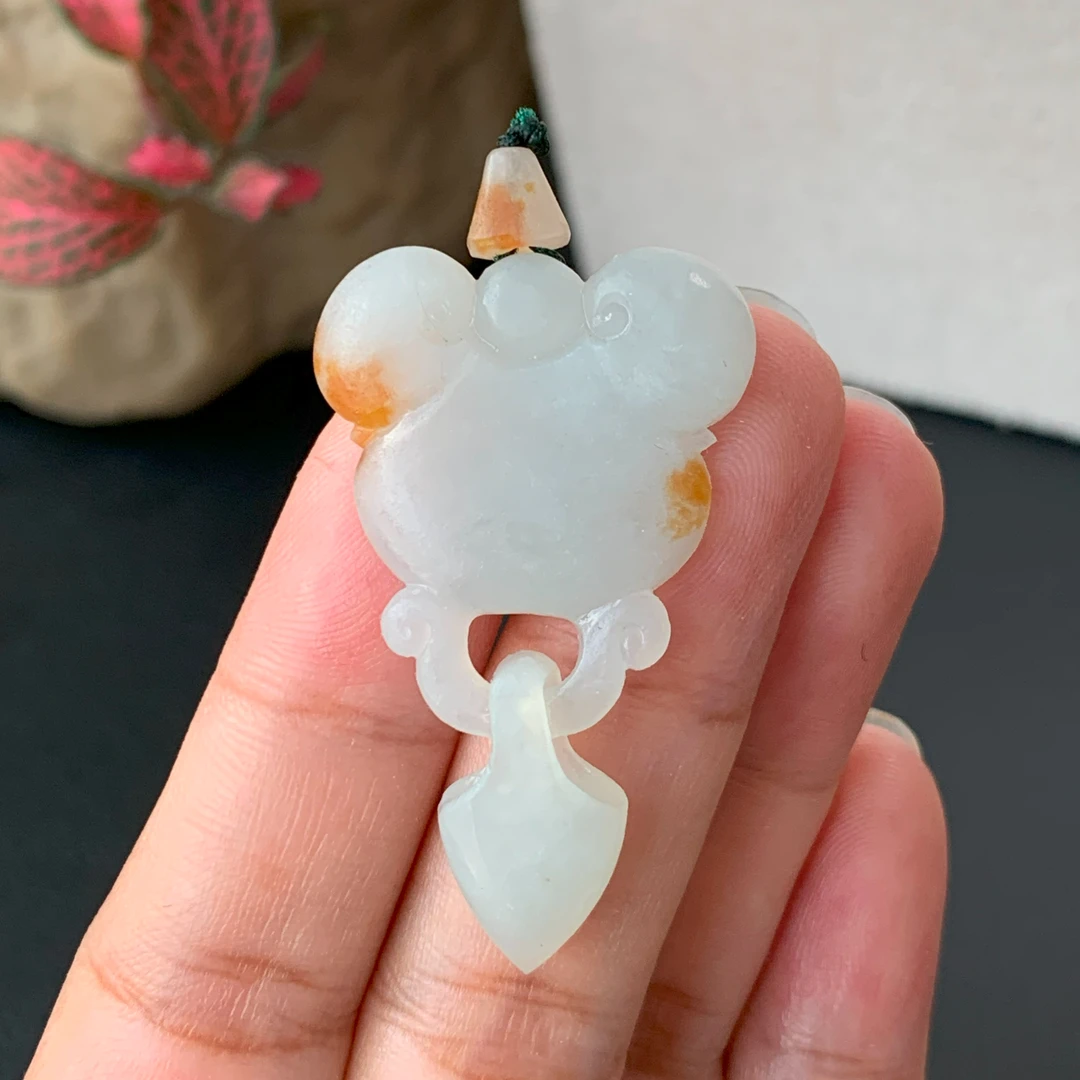 【自然光实拍】清澈 天然翡翠A货飘红翡吊环如意锁 定制毛货未抛光