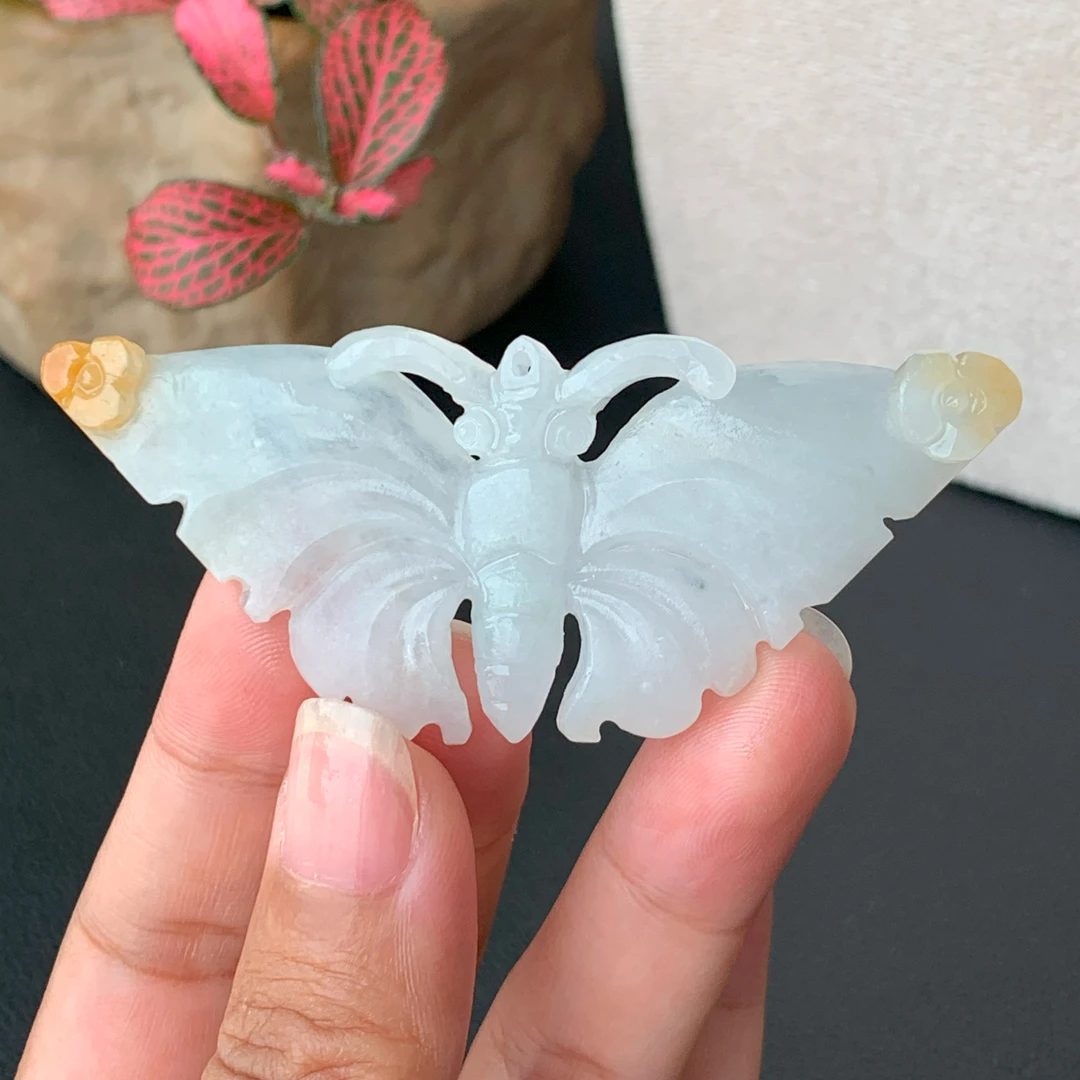 【自然光实拍】清澈 天然翡翠A货俏黄翡色蝴蝶吊坠 定制毛货未抛光