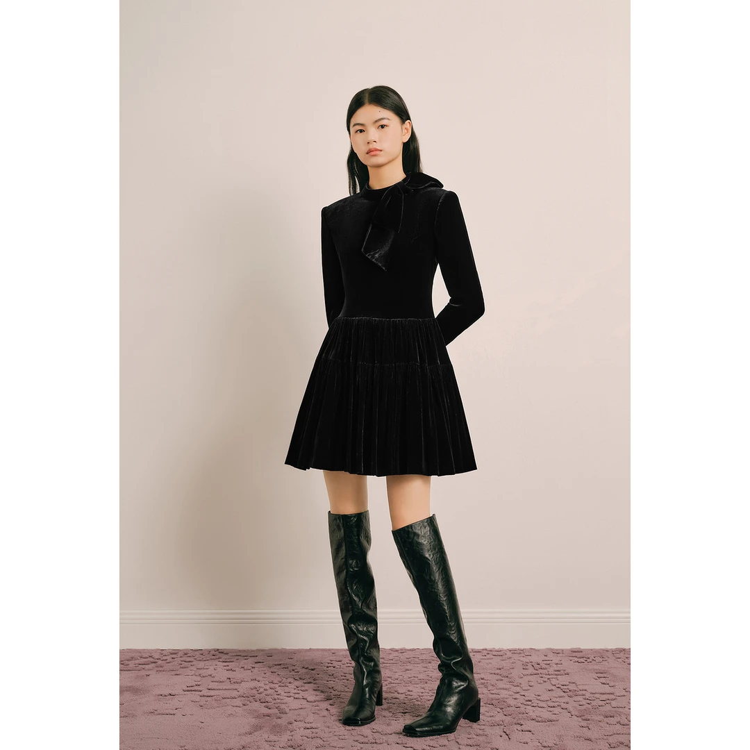 奥丽嘉朵2024冬季新款黑色蝴蝶结立领丝绒百褶连衣裙1C64505110
