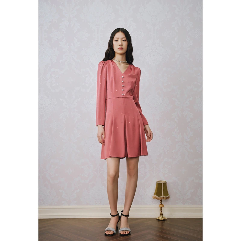 【粉樱仙茉】奥丽嘉朵新款珊瑚红色V领点缀钻扣连衣裙1C63105540