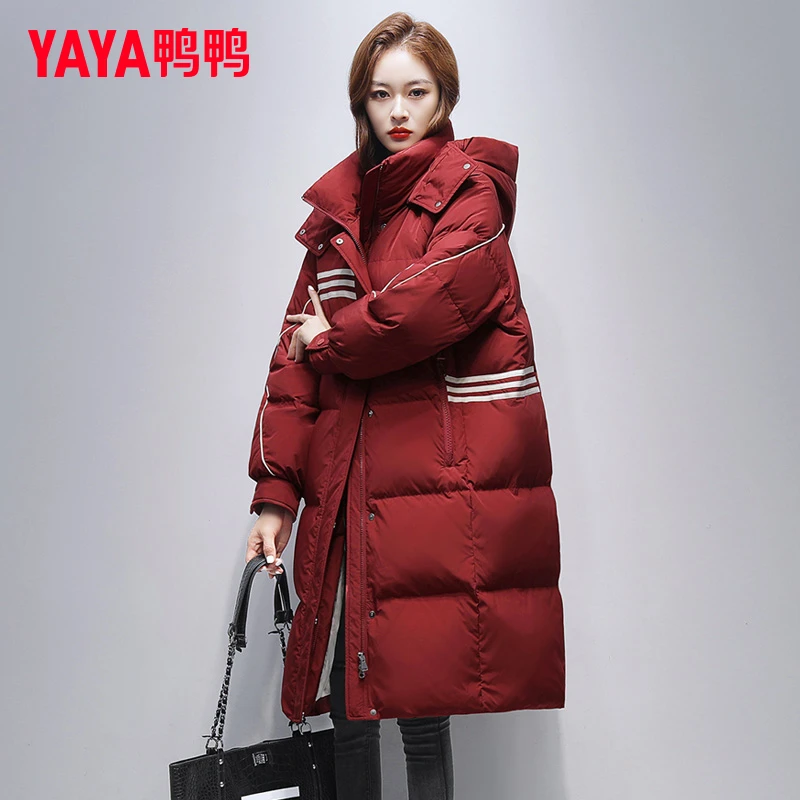 YAYA/鸭鸭品牌时尚鸭绒过膝盖长款羽绒服宽松版加厚保暖红色外套
