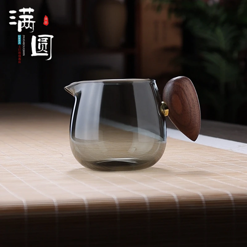 轻奢胡桃木把手耐热玻璃公道杯分茶器防烫功夫茶具创意鹰嘴公道杯