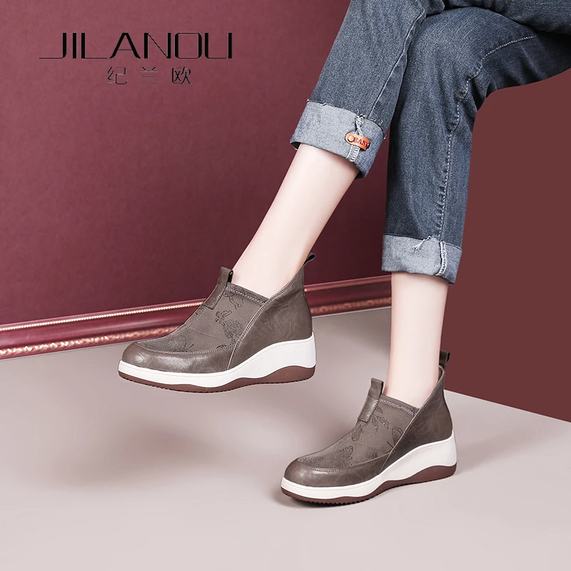 2025新款中年妈妈女鞋软底裸靴一脚蹬真皮单靴厚底羊皮短靴女秋冬