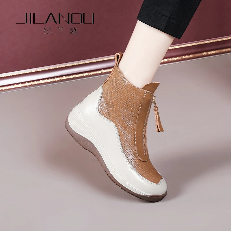 2025秋冬新款拼色靴子女平底加绒棉鞋时尚软底小皮靴坡跟真皮短靴