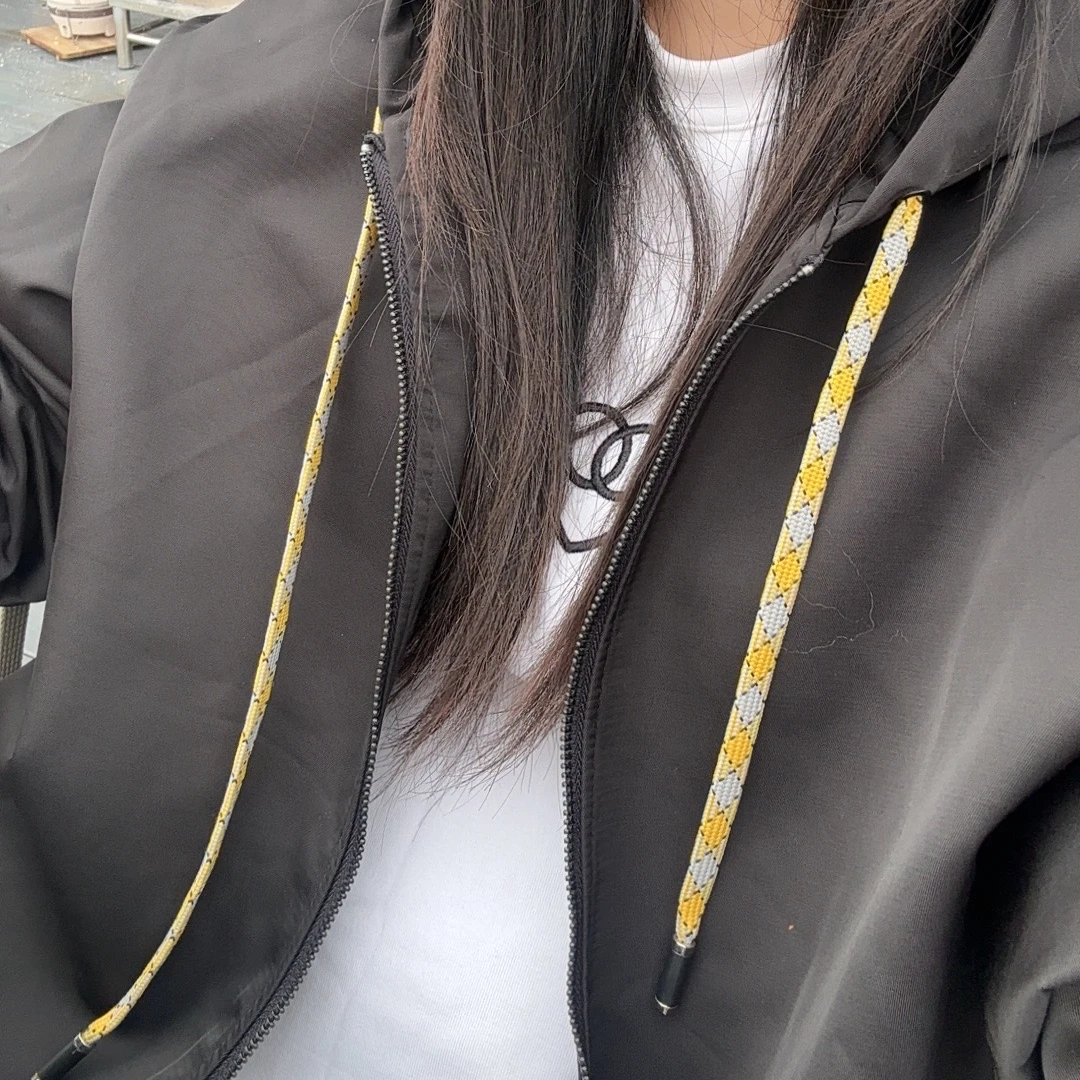 黑色黄带休闲连帽外套