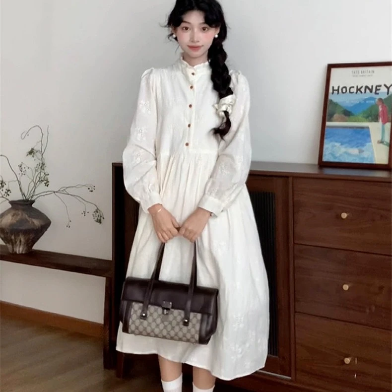 春季提花刺绣长袖长裙法式连衣裙娃娃领白色内搭气质甜美温柔风