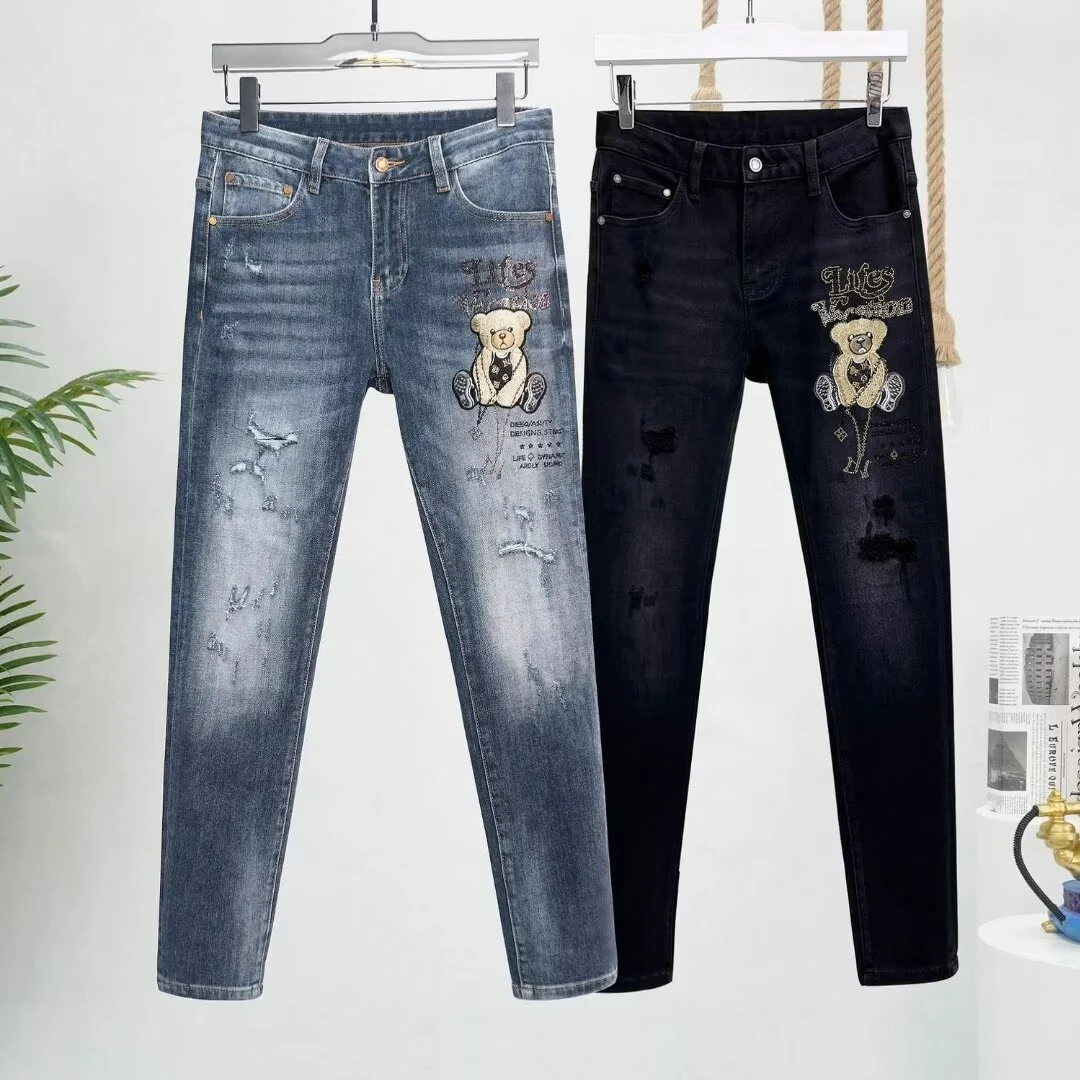 2025高端牛仔裤男时尚重工小熊刺绣烫钻春夏薄款破洞修身小脚长裤