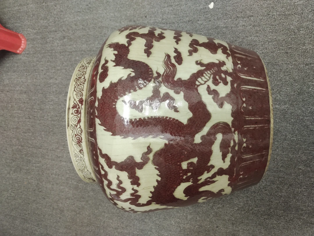 釉里红的龙纹大缸