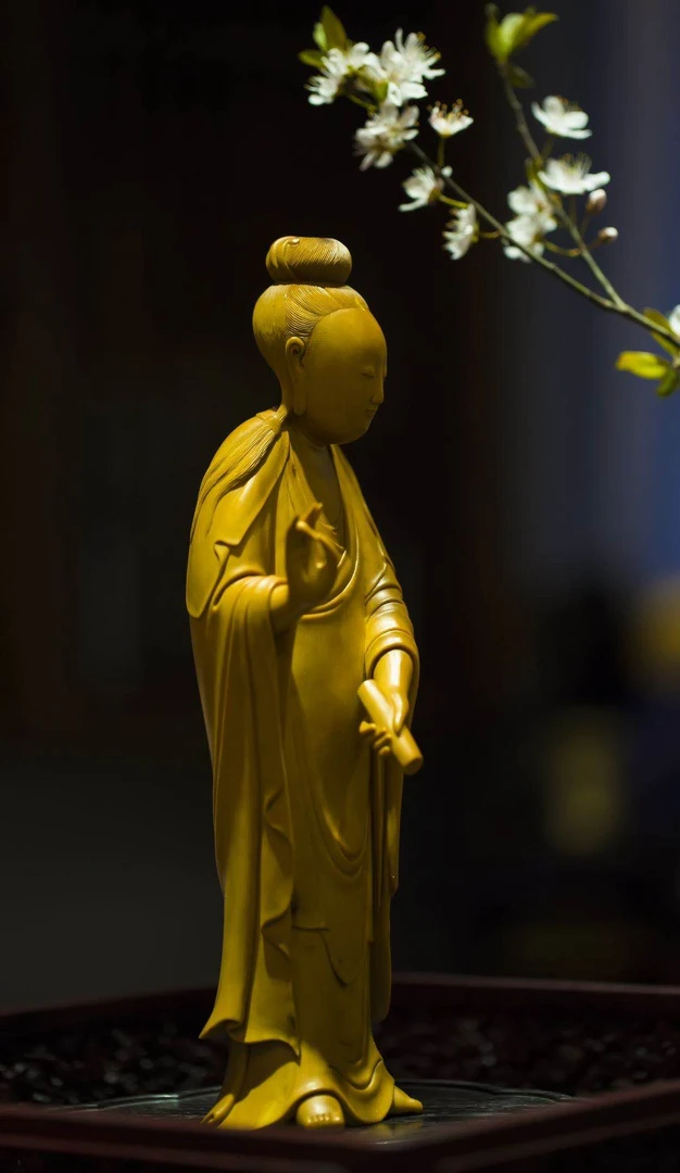黄杨木持卷观音全手工雕刻