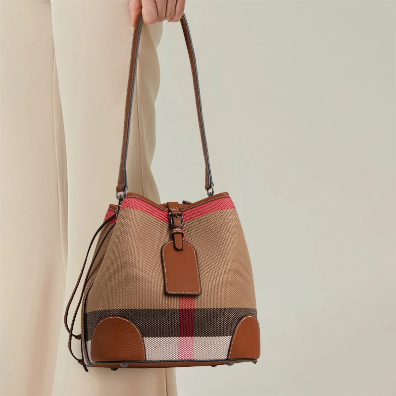 帆布百搭格纹高级感经典复古腋下水桶单肩包欧美风女士棕色包包