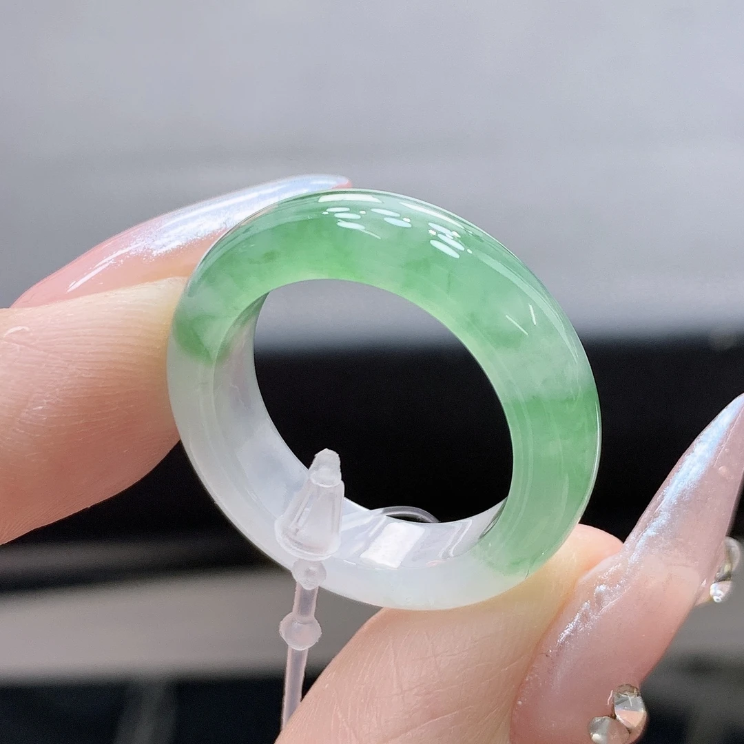 17号 半山水清爽飘绿白底带绿翡翠戒圈 内径18.2-5.8-4