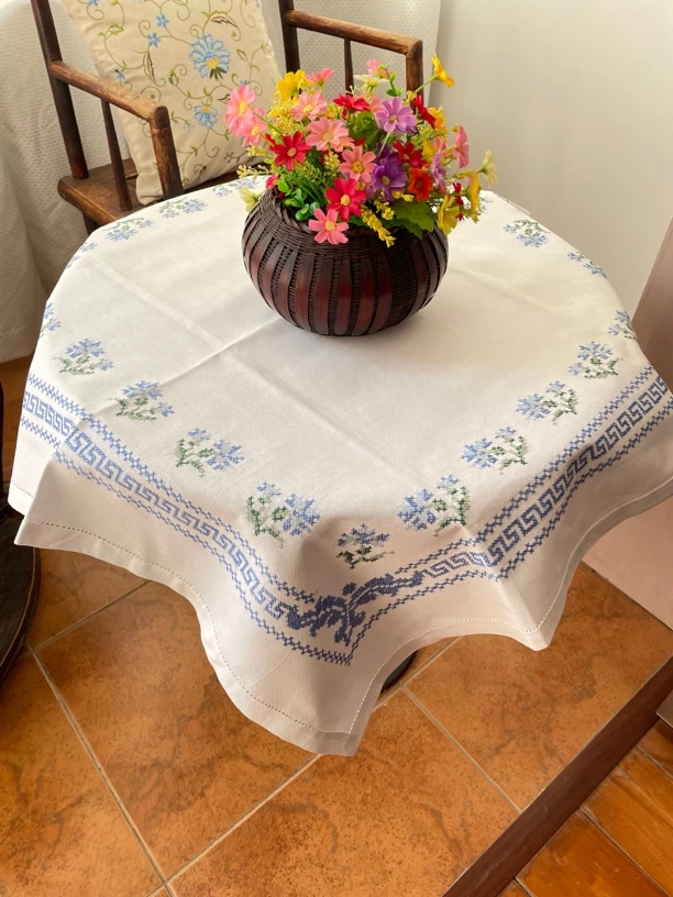 白色（82/82厘米方）手工刺绣桌布