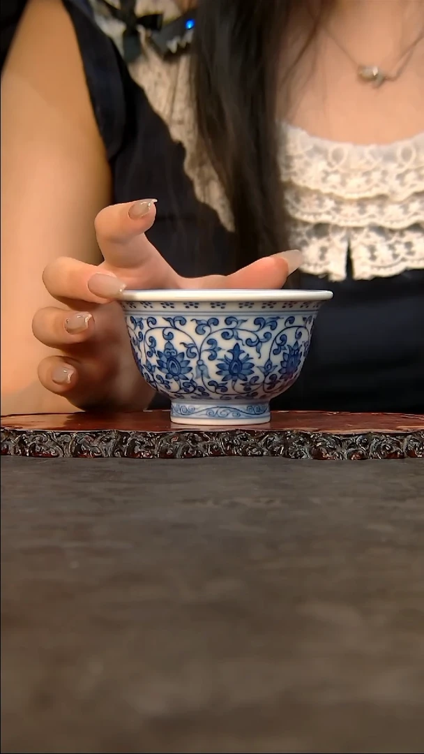 【闪购商品】青花手绘缠枝莲主人杯