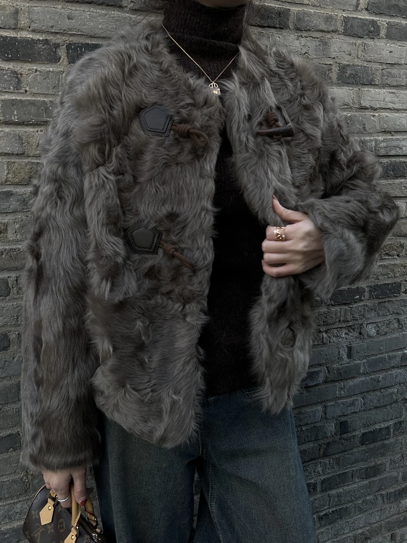 【曼禾】秋冬厚外套皮毛一体上衣女短款牛角扣时尚百搭加厚新款冬季