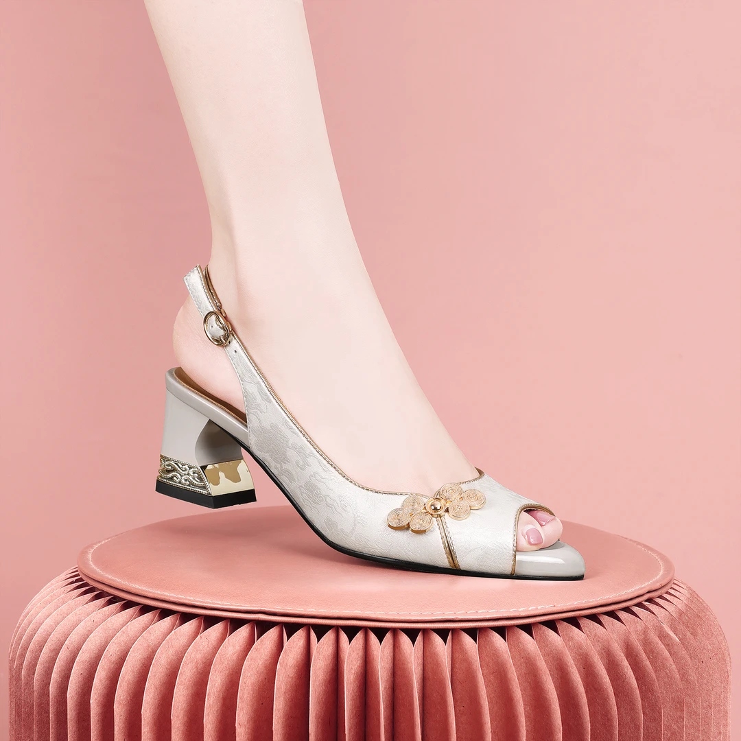 梵芮诗2024春夏新款尖头金属装饰潮流简约百搭粗跟鱼嘴凉鞋-1510