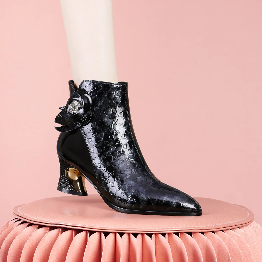 梵芮诗秋冬尖头漆皮钻饰花朵时尚百搭加绒粗跟时装女短靴-J0302