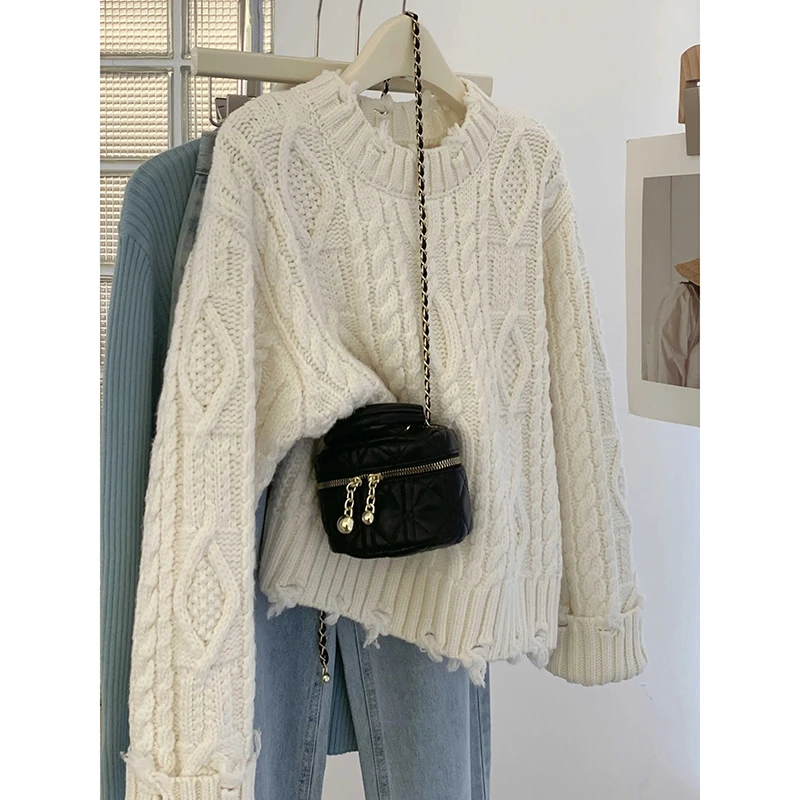 慵懒风白色绒麻花套头针织衫女冬破洞设计感内搭毛衣加厚洋气上衣