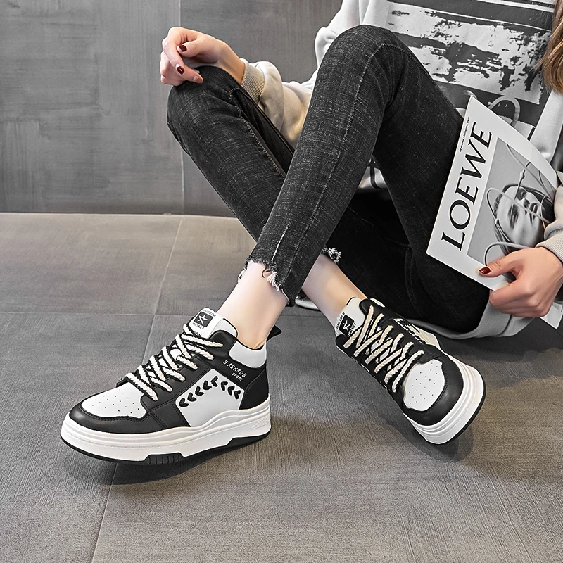 2024春秋新款高帮软底平底休闲运动百搭真皮大码小白鞋40-43女鞋
