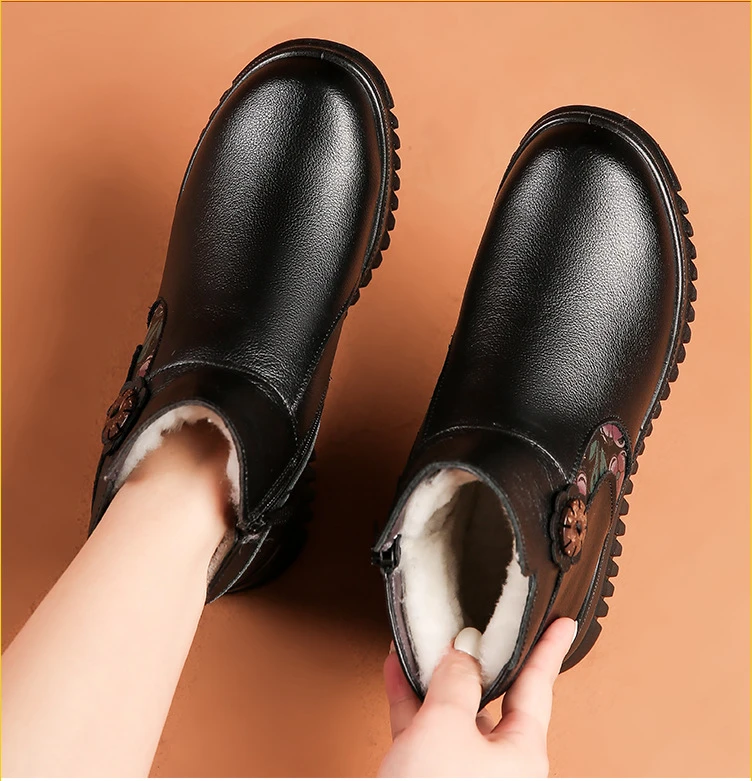 中老年人老人妈妈棉鞋女冬季真皮软底防滑奶奶鞋保暖加绒加厚短靴