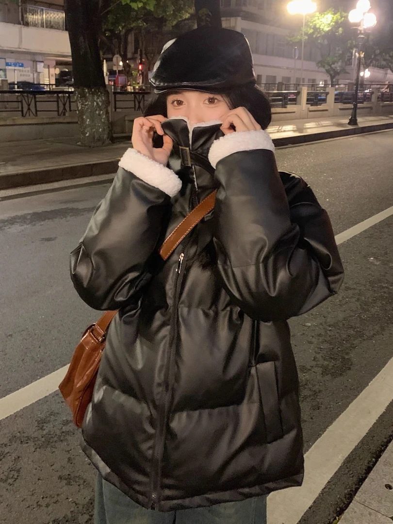 高级感潮流黑色PU皮棉服女冬季新款设计感拼接羊羔毛保暖棉衣外套