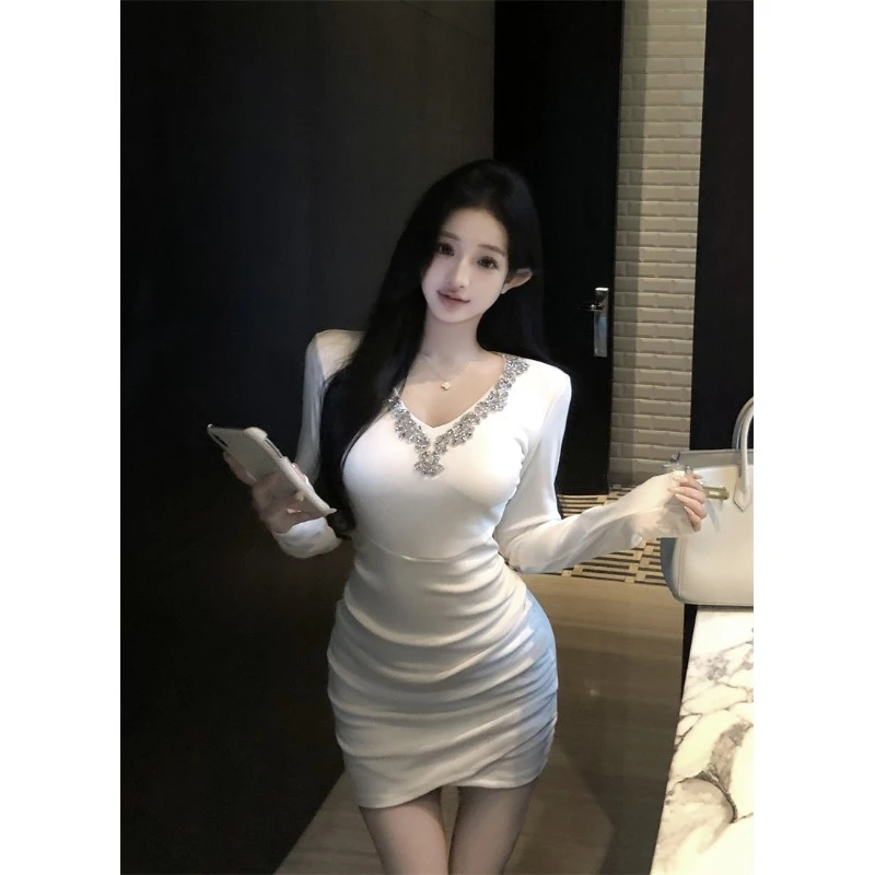 高级纯欲不规则钉钻连衣裙女秋冬设计感法式收腰显身材包臀打底裙