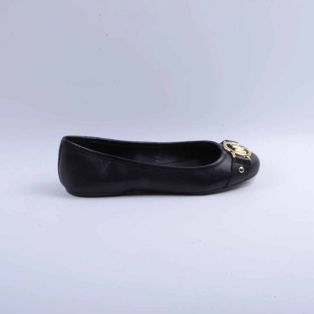 MK黑色金标皮质平底鞋6