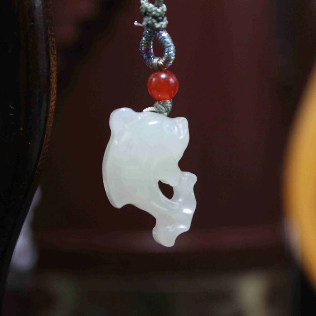 Q和田玉小海豚吊坠