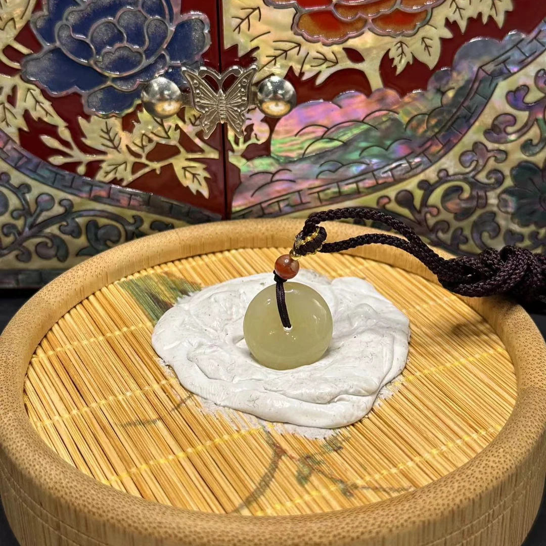 Q和田玉平安扣吊坠