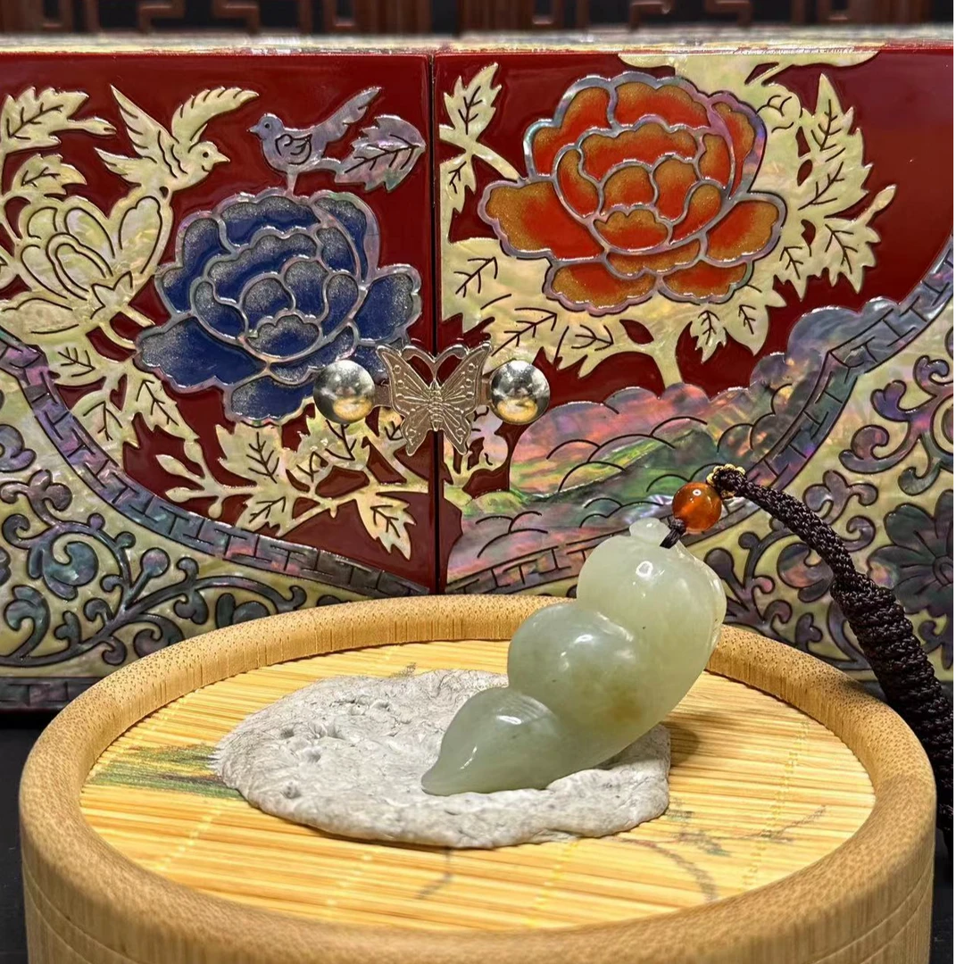 Q和田玉福豆吊坠