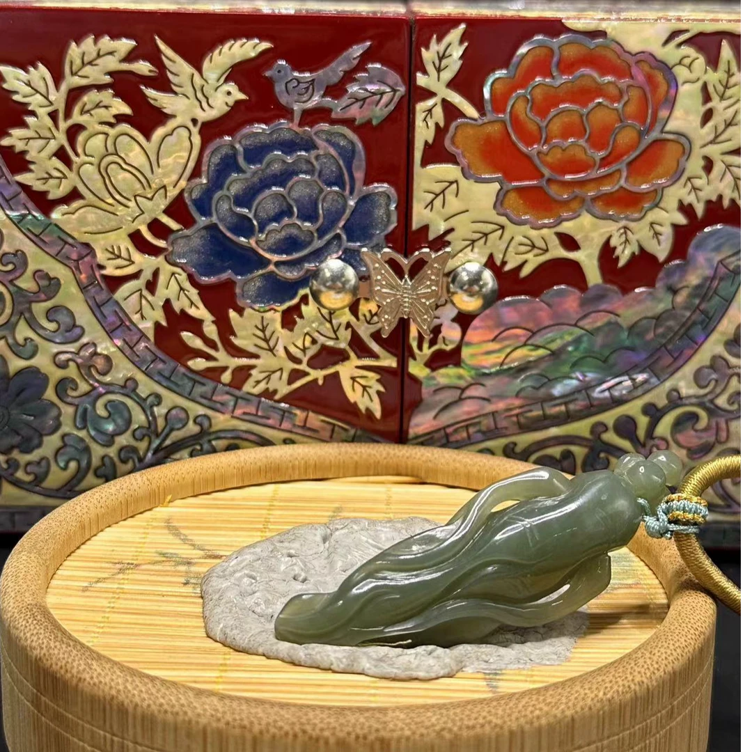 Z和田玉人参吊坠