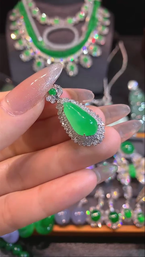 【闪购商品】翡翠吊坠(不含链)18K金镶嵌吊坠