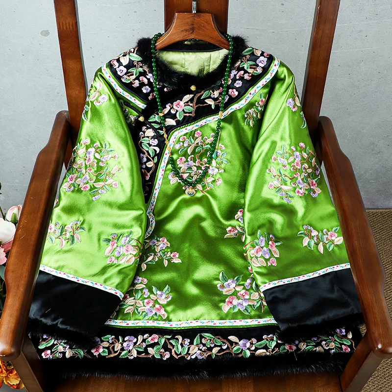 新款绣花水貂毛边夹棉棉衣太太服