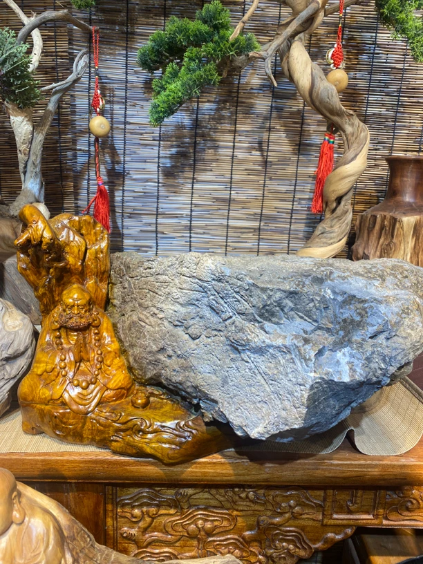 根抱石达摩。参禅悟道