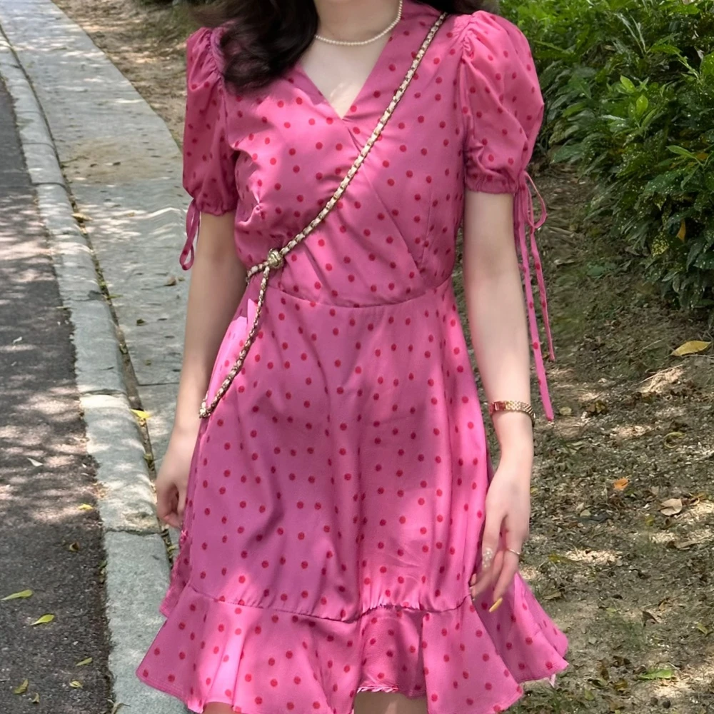 玫红色波点鱼尾碎花连衣裙