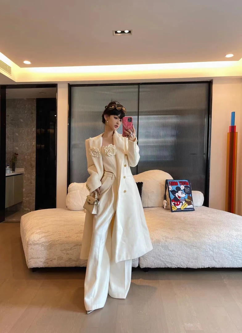 名媛气质立体花朵装饰抹胸上衣 鱼骨支撑时尚 阔腿裤 风衣三件套