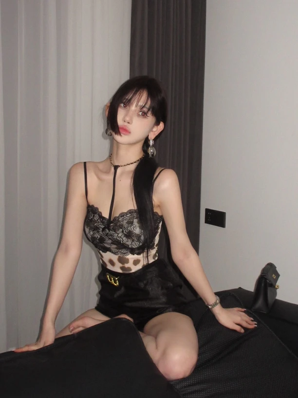 ChiclyNana  欧美性感辣妹吊带背心低胸蕾丝拼接复古豹纹印花上衣