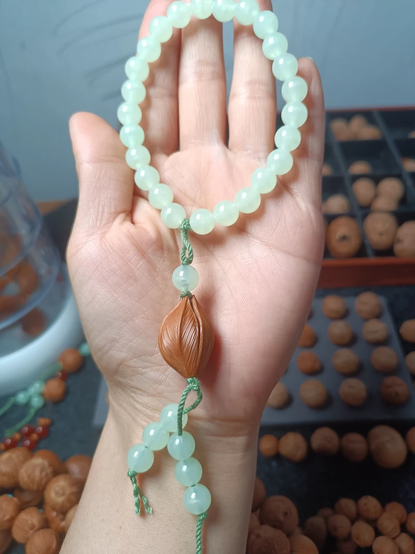 手工橄榄核雕刻一叶知秋夜光珠手串吊坠