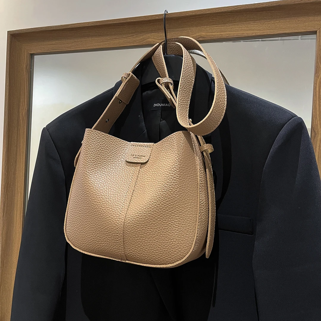 【派派专享】轻奢简约潮流经典女士百搭小众单肩斜挎包203卡其