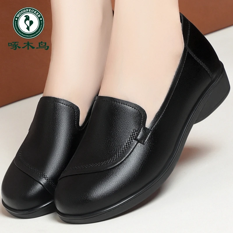 啄木鸟软皮软底妈妈鞋皮鞋女中老年女鞋防滑平底单鞋春秋款女士鞋