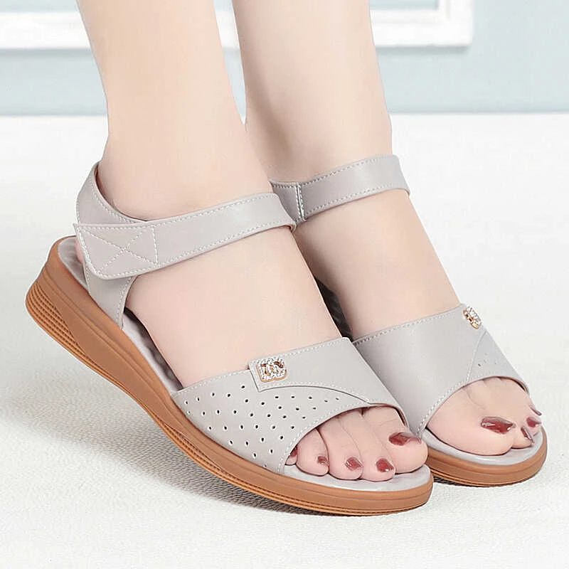 妈妈凉鞋女夏季新款真皮软底中老年平跟防滑舒适老人奶奶大码鞋子