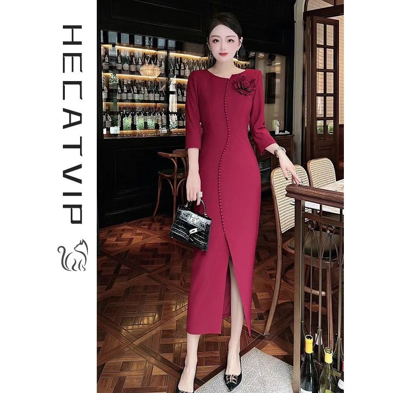 高端设计感单排扣装饰连衣裙女2025春季新款手工花朵修身包臀长裙