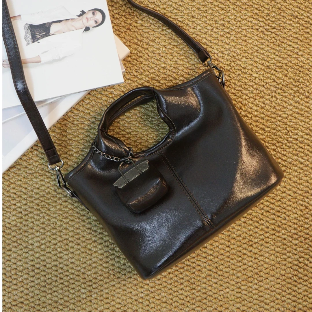 高级复古质感轻奢女包新款2024时尚复古腋下斜挎单肩包软皮手提包