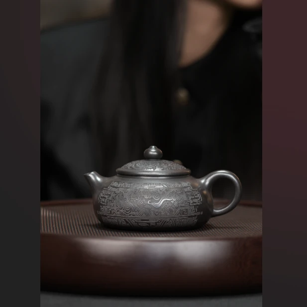 945 石黄刻绘寒江壶