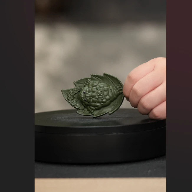 民国绿金蟾一叶暴富茶宠摆件