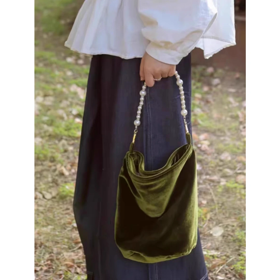 秋季复古绿丝绒斜挎包包女珍珠链手提包高级小百搭单肩包布包