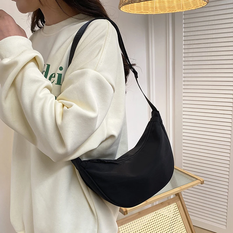 斜挎包男休闲布包女小众潮牌单肩包时尚饺子包简约挎包潮流斜肩包
