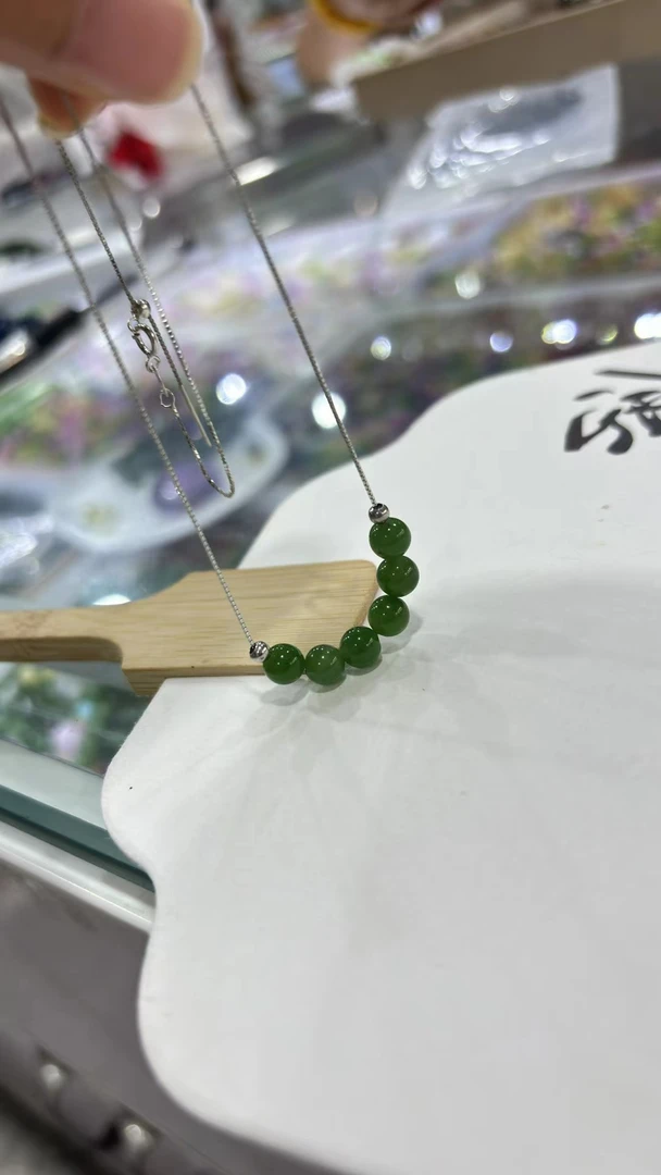 s.j纯天然和田碧玉微笑链菠菜绿s925银锁骨链项链阳绿女生日礼物