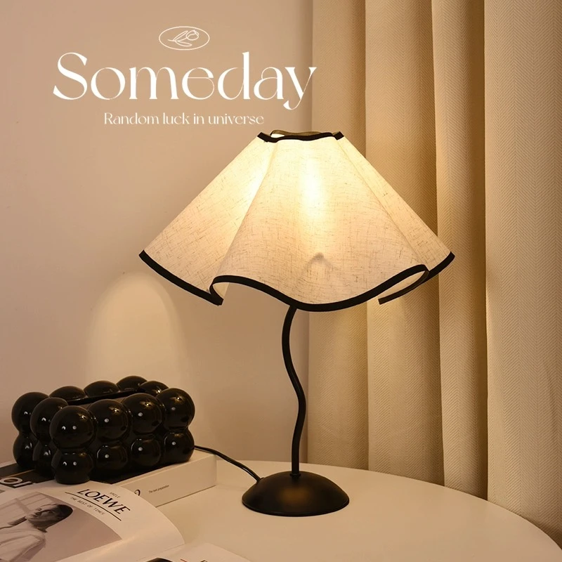 宅寂风花瓣台灯卧室床头灯轻奢高级感美式简约风复古法式艺术台灯