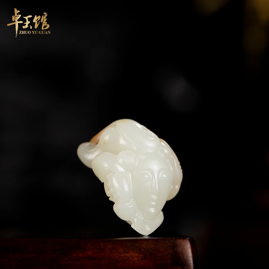 【卓玉馆】玉贵人 和田玉 洒金皮圆仕女独颗吊坠 苏工