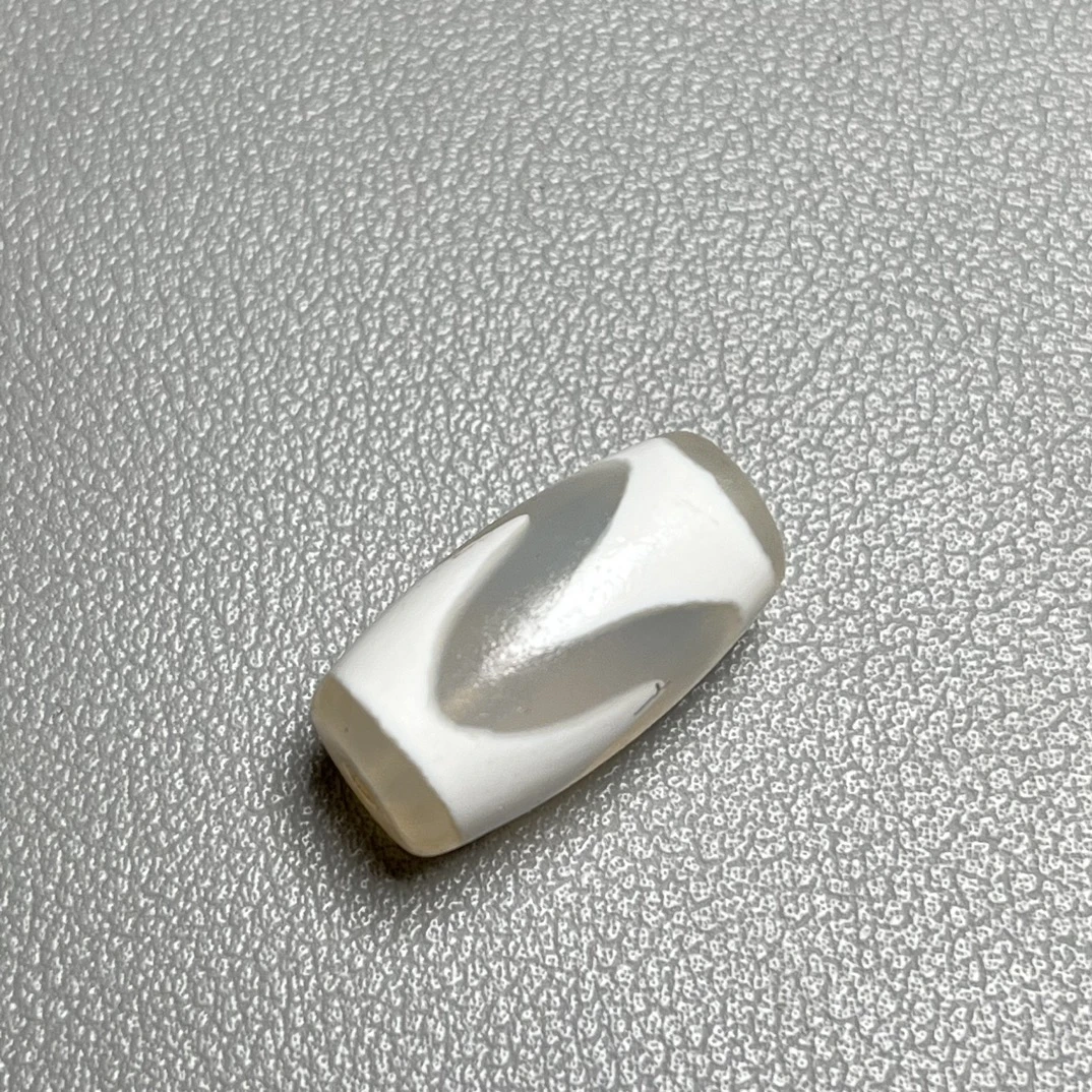 新款玛瑙虎牙珠吊坠男女饰品款简约大方时尚潮流百搭送亲人吊坠款